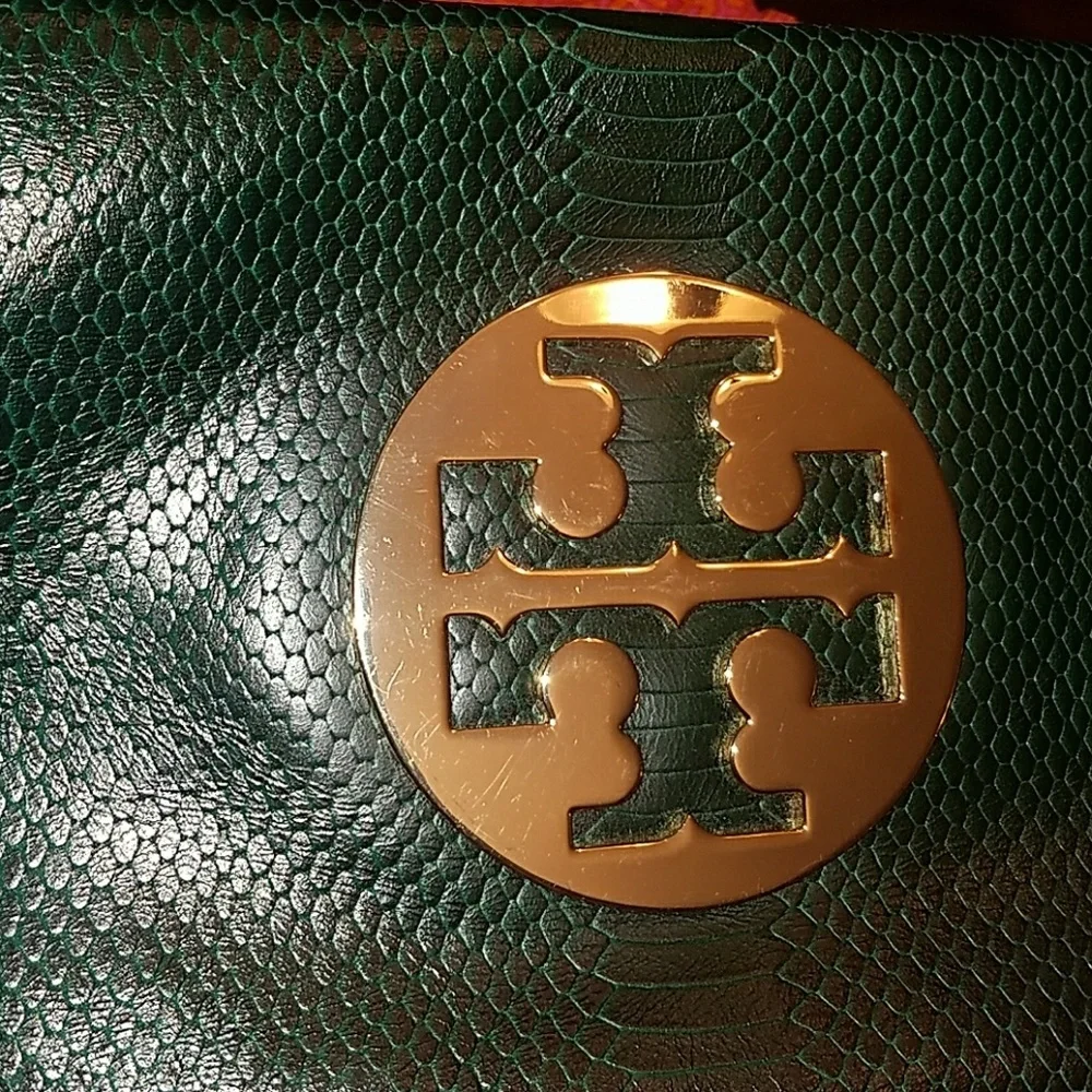 ⚘️⚘️EMBOSSED TORY BURCH REVA IN BEAUTIFUL DARK GREEN⚘️⚘️